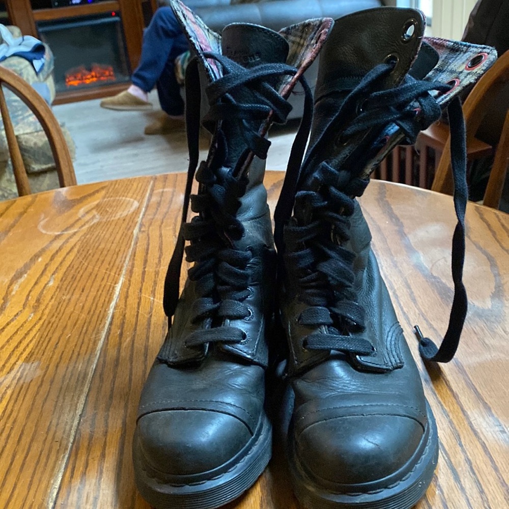 Perfectly worn in size 7 Dr Martens lace up boots